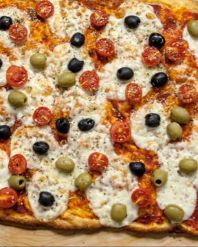 Пицца с оливками и помидорами