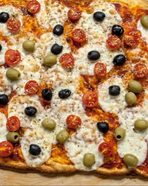 Пицца с оливками и помидорами