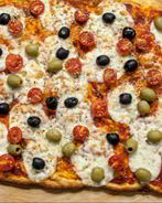 Пицца с оливками и помидорами