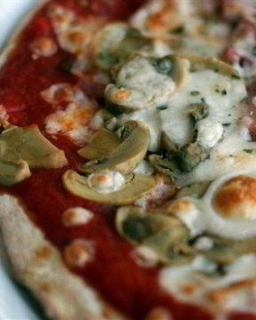 Пицца с печенью трески, грибами и лесными орехами