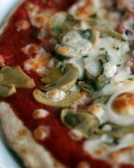 Рецепт пиццы с печенью трески, грибами и лесными орехами