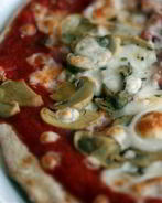 Пицца с печенью трески, грибами и лесными орехами