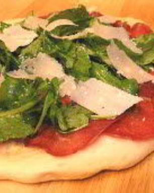 Пицца с рукколой и ветчиной