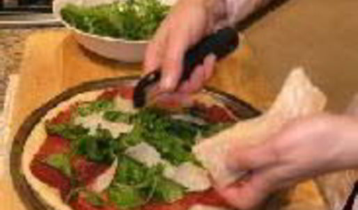 пицца с рукколой и ветчиной