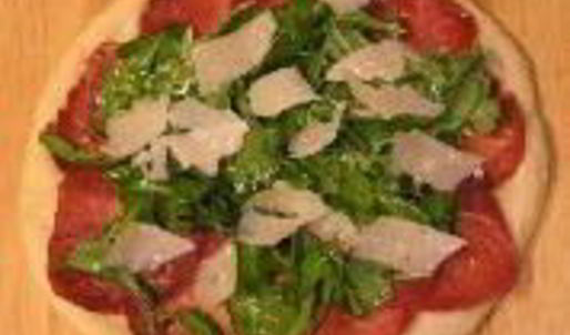 пицца с рукколой и ветчиной