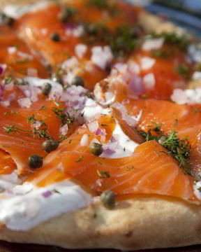 Пицца с семгой и сыром