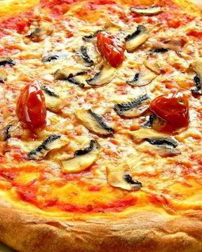 Пицца с шампиньонами и помидорами