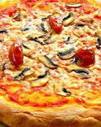 Пицца с шампиньонами и помидорами