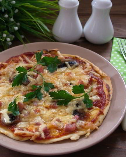 Рецепт пиццы с шампиньонами, колбасой и сыром