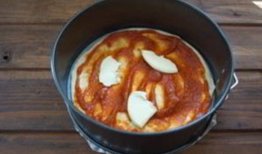 пицца с шампиньонами, колбасой и сыром