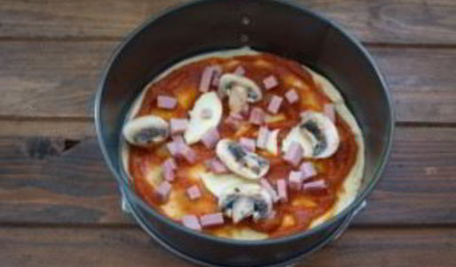 пицца с шампиньонами, колбасой и сыром