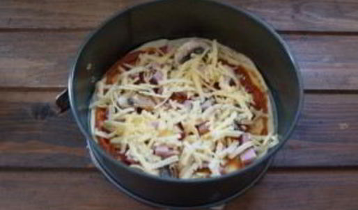 пицца с шампиньонами, колбасой и сыром