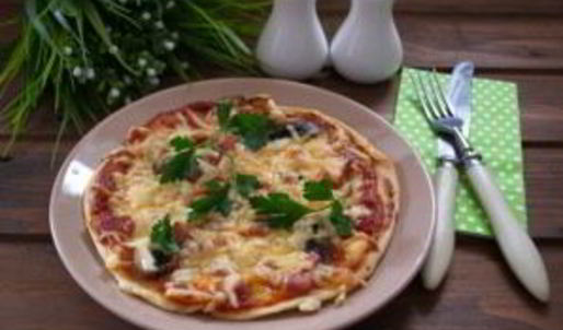 пицца с шампиньонами, колбасой и сыром