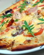 Пицца с томатами, кальмарами и креветками