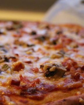 Пицца с ветчиной и шампиньонами