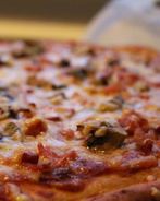 Пицца с ветчиной и шампиньонами