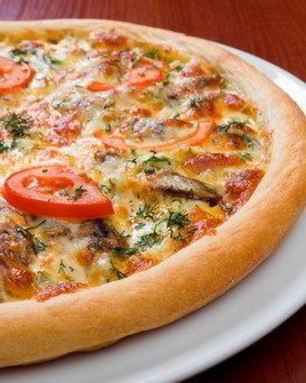 Пицца с ветчиной, помидорами и артишоками