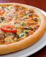 Пицца с ветчиной, помидорами и артишоками