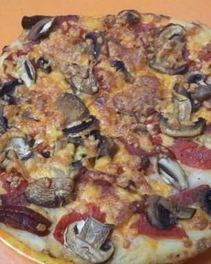 Пицца с ветчиной, шампиньонами и сыром