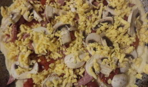 пицца с ветчиной, шампиньонами и сыром