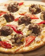 Пицца с яблочными митболами и соусом из печеного картофеля