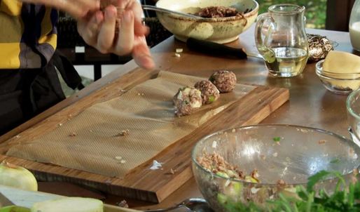 пицца с яблочными митболами и соусом из печеного картофеля