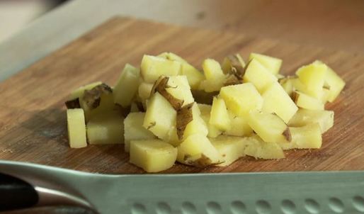 пицца с яблочными митболами и соусом из печеного картофеля