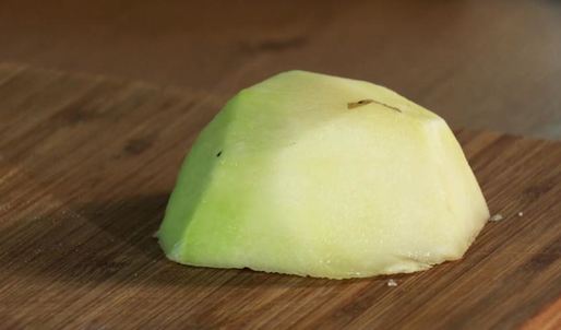 пицца с яблочными митболами и соусом из печеного картофеля