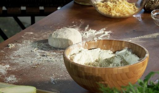 пицца с яблочными митболами и соусом из печеного картофеля