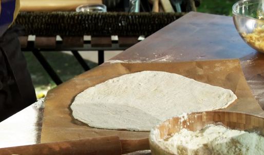 пицца с яблочными митболами и соусом из печеного картофеля