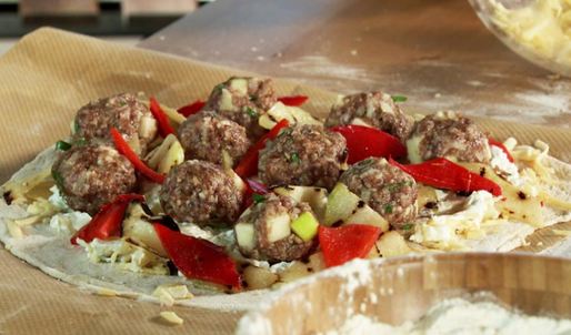 пицца с яблочными митболами и соусом из печеного картофеля