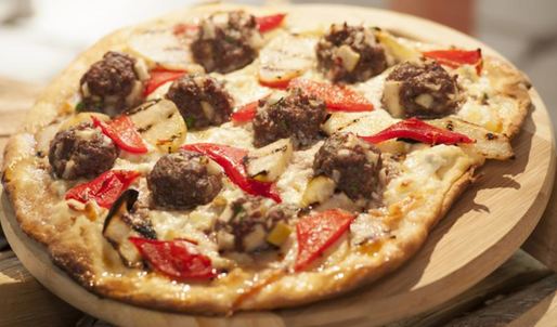 пицца с яблочными митболами и соусом из печеного картофеля