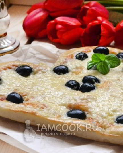 Рецепт пиццы-сердца с ветчиной и сыром