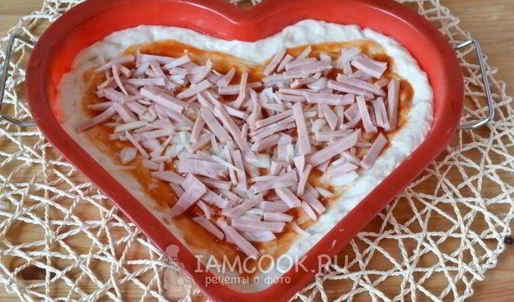 пицца-сердце с ветчиной и сыром
