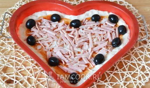 пицца-сердце с ветчиной и сыром