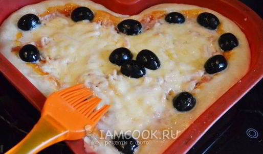 пицца-сердце с ветчиной и сыром