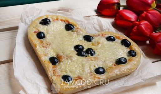 пицца-сердце с ветчиной и сыром