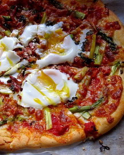 Рецепт пиццы со спаржей и яйцами