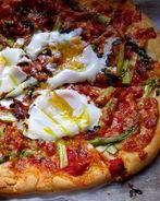 Пицца со спаржей и яйцами
