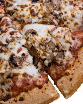 Пицца со свежими грибами под соусом