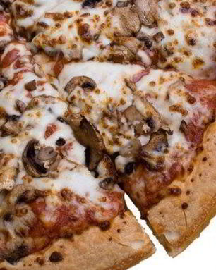 Пицца со свежими грибами под соусом