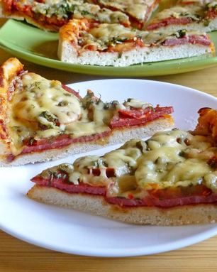 Пицца в духовке с колбасой и сыром