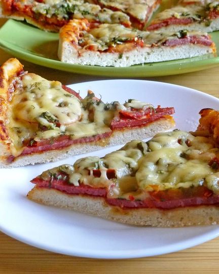 Рецепт пиццы в духовке с колбасой и сыром