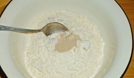 пицца в духовке с колбасой и сыром