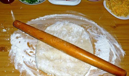 пицца в духовке с колбасой и сыром