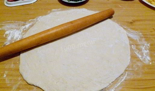 пицца в духовке с колбасой и сыром