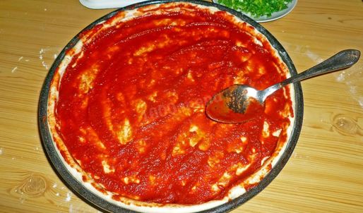 пицца в духовке с колбасой и сыром