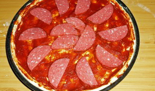 пицца в духовке с колбасой и сыром