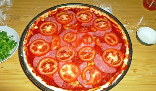 пицца в духовке с колбасой и сыром