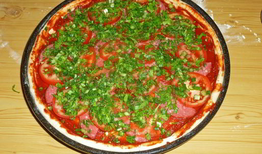 пицца в духовке с колбасой и сыром